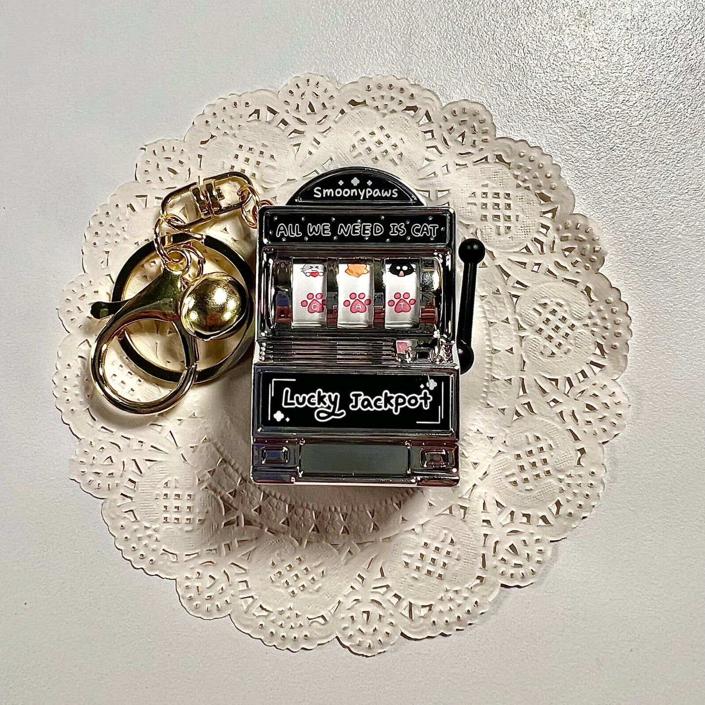 Lucky Cat Slot Machine Keychain, Mini Jackpot Spinner Charm, Cute Cat Lovers Gift, Gacha Keyring, Fun Collectible Accessory